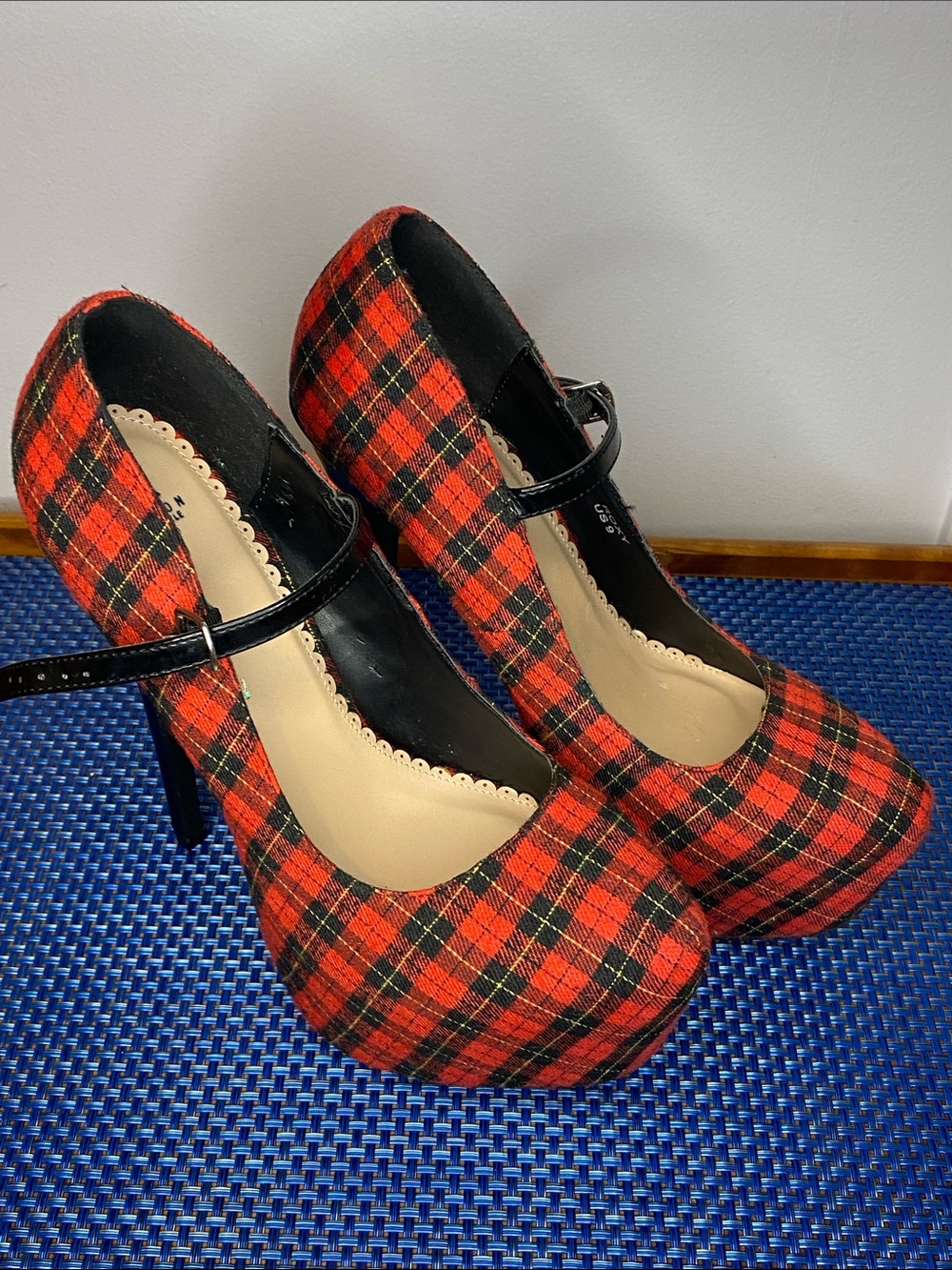 Roxy- Madison by Shoedazzle 6” stilettos, plaid fabric, preowned, sz. 9
